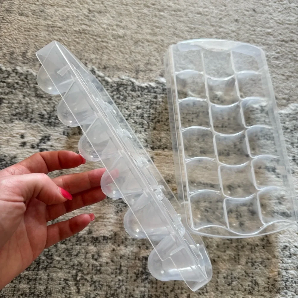 🛍🏙3️⃣ for $1️⃣5️⃣ Bundle of 2 ice cube trays and plastic storage bin